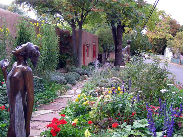 Doors, gardens, art along Santa Fe's Canyon Road - Digging