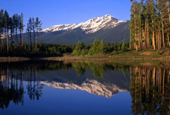 The world's highest regatta takes place on Lake Dillon. Enjoy a boat ride by renting a pontoon for the day.