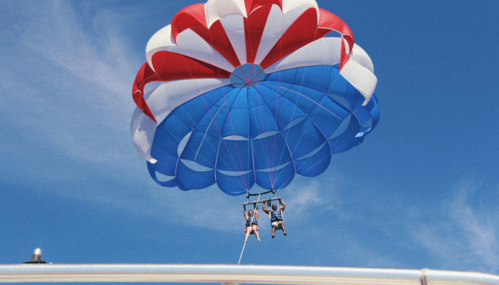 couple parasailing at the destin harbor boardwalk