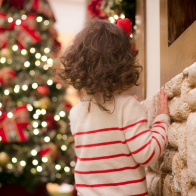 little girl at christmas event in destin