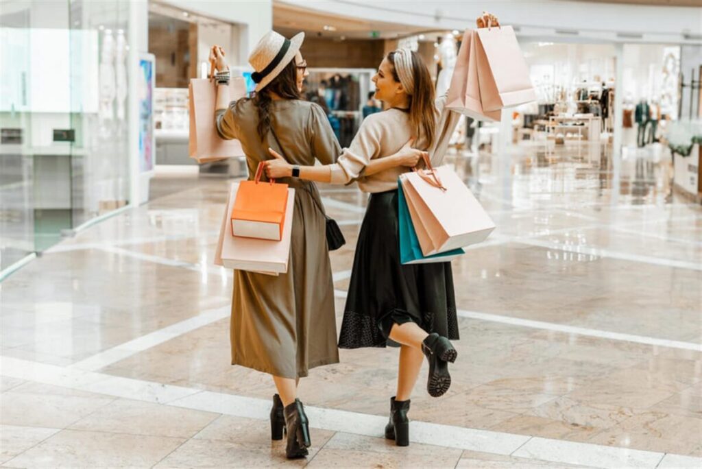 women shopping in Downtown Sarasota