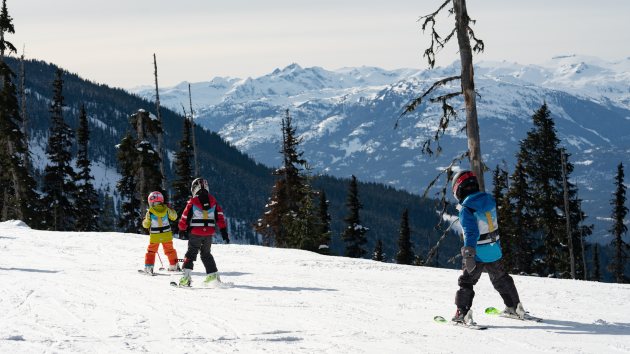 kids and teens group lesson on ski