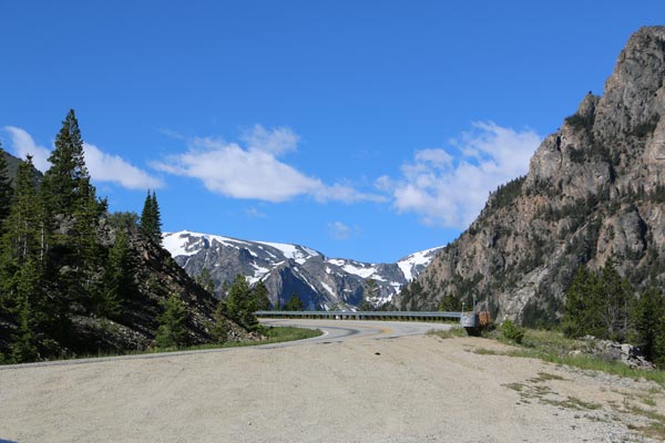 https://media.lmpm.website/uploads/sites/205/2023/10/Red-Lodge-lodging-and-places-to-stay-in-Red-Lodge-Beartooth-Highway.jpg