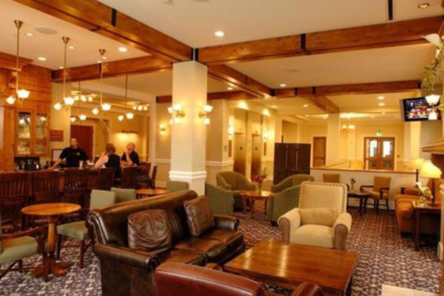 Trackers Bar & Lounge