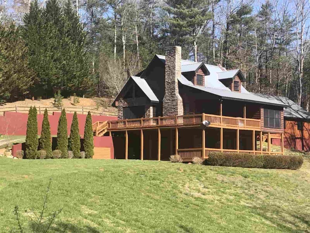 Image of an affordable cabin rental in the north Georgia mountains