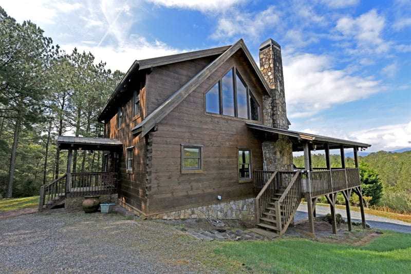 Exterior of a Ocoee river area cabin rental