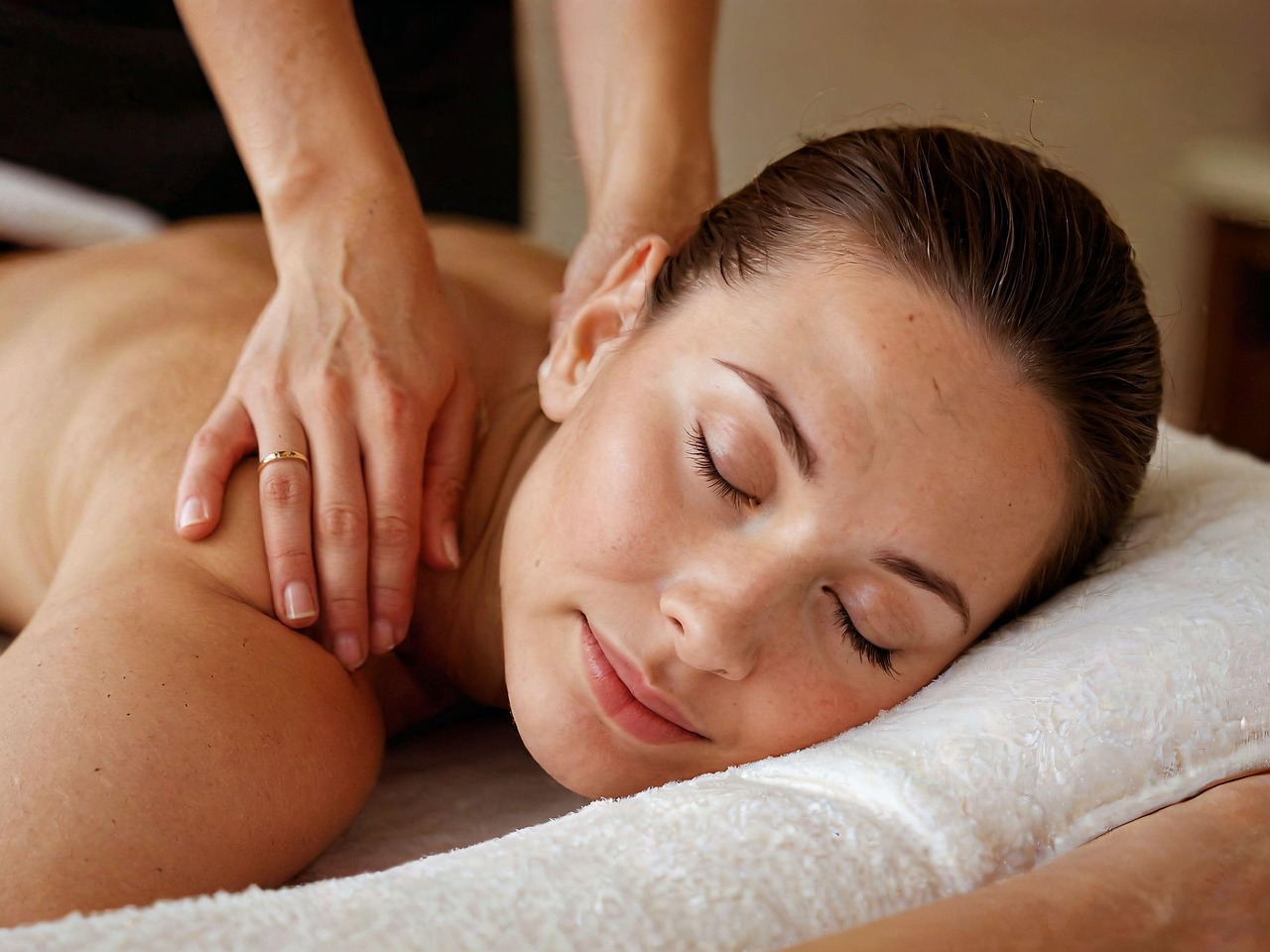 ai generated, massage, woman, therapy, spa, physical therapy, physio, treatment, wellness, relax, back, hands-8930737.jpg