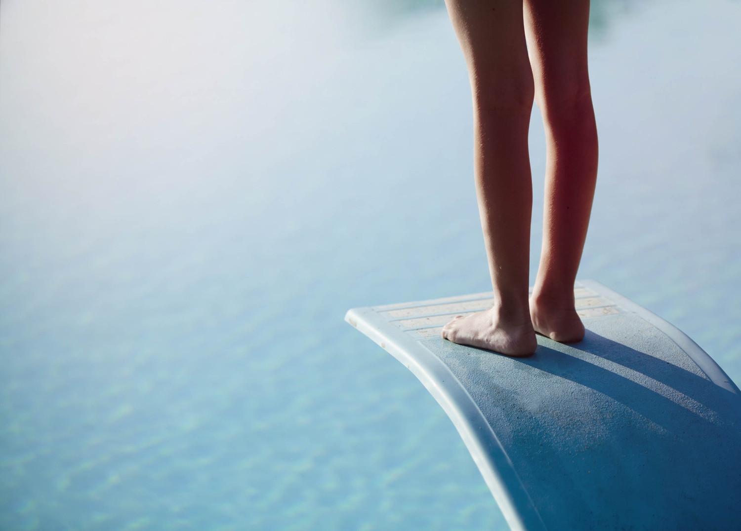 image of swimmer going to dive