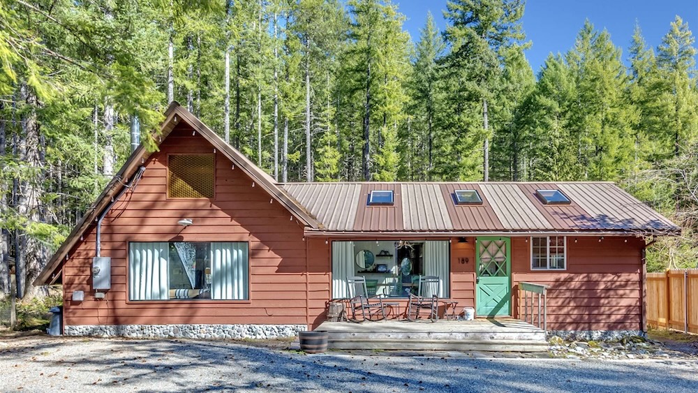 Packwood lodging rental cabin exterior 