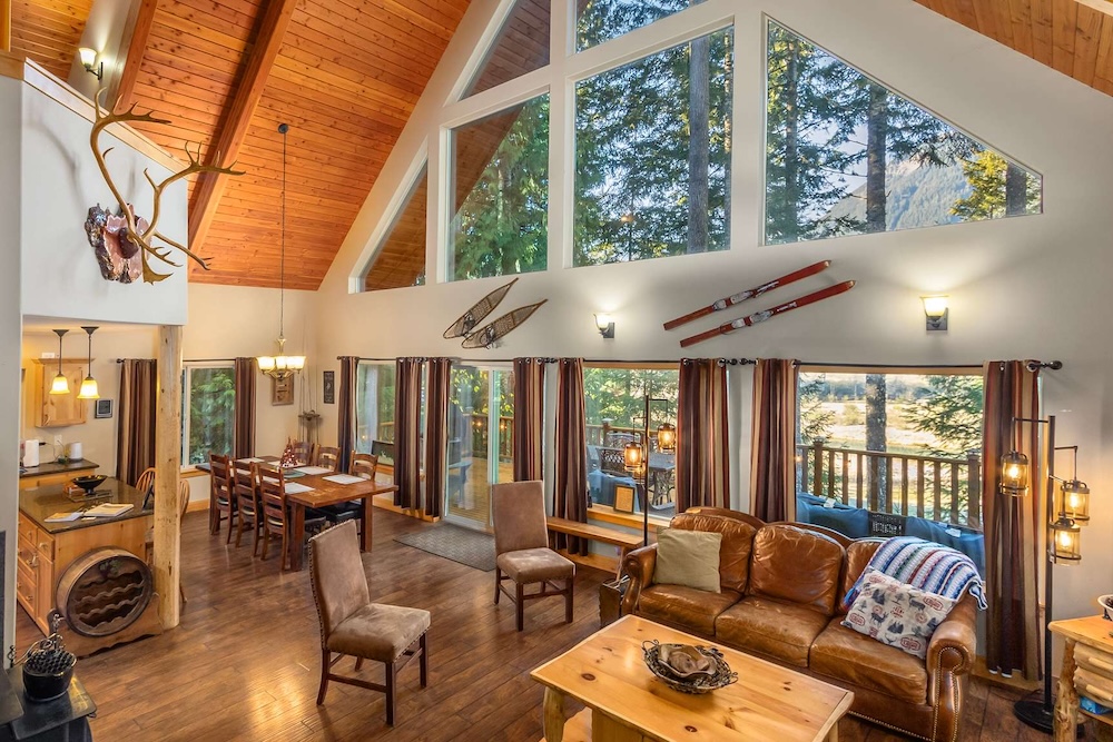 Living room view of pet-friendly packwood, wa, vacation rental from TMC vacation rentals