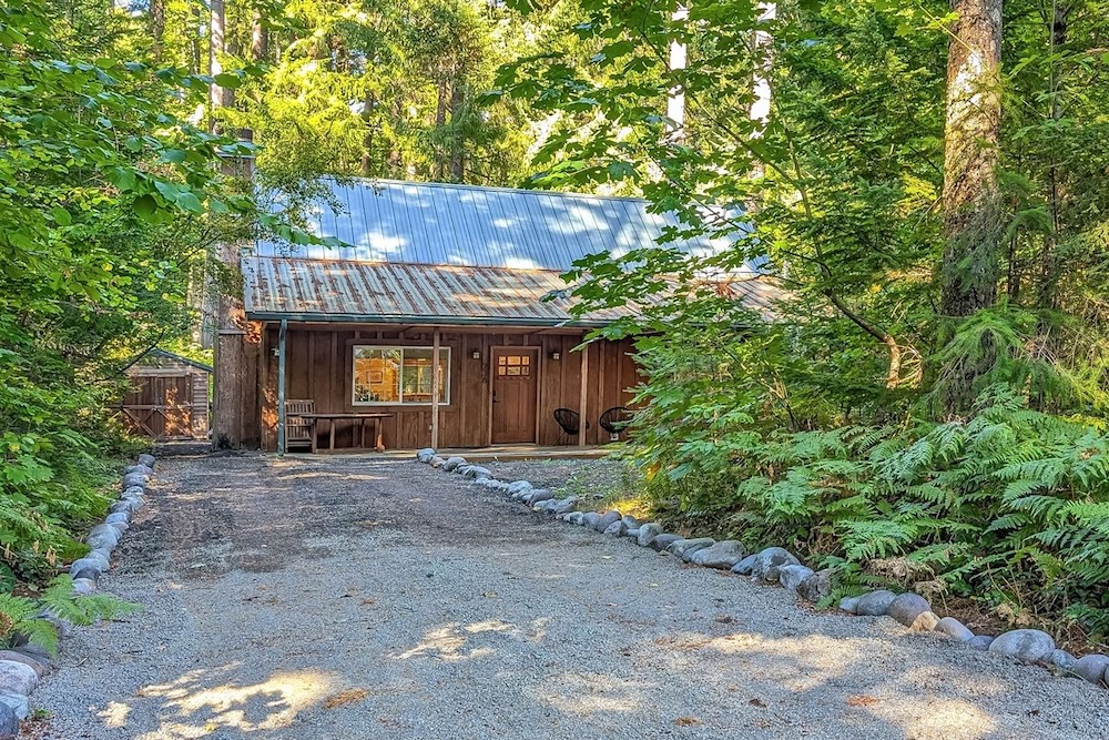 Secluded pet-friedly cabin rental in Packwood near Rainier and White Pass