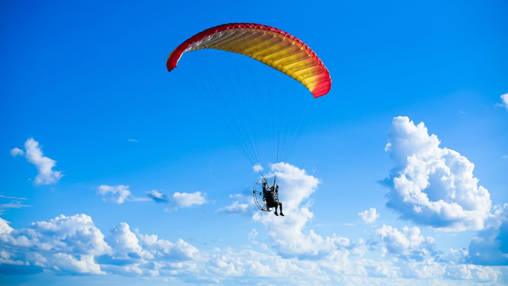 Men parasailing in Alabama Gulf Shores