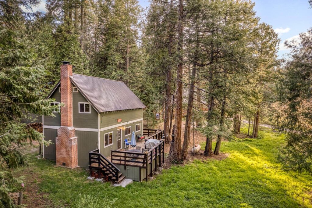 The front of our Shaver Lake vacation rental called the Merry meadow cabin.